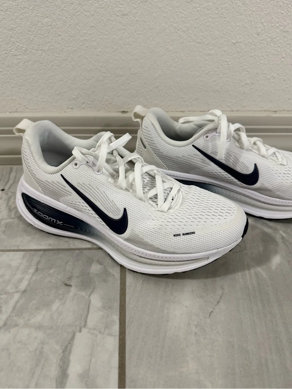 Nike White/Navy Running Sneakers with Navy Swoosh